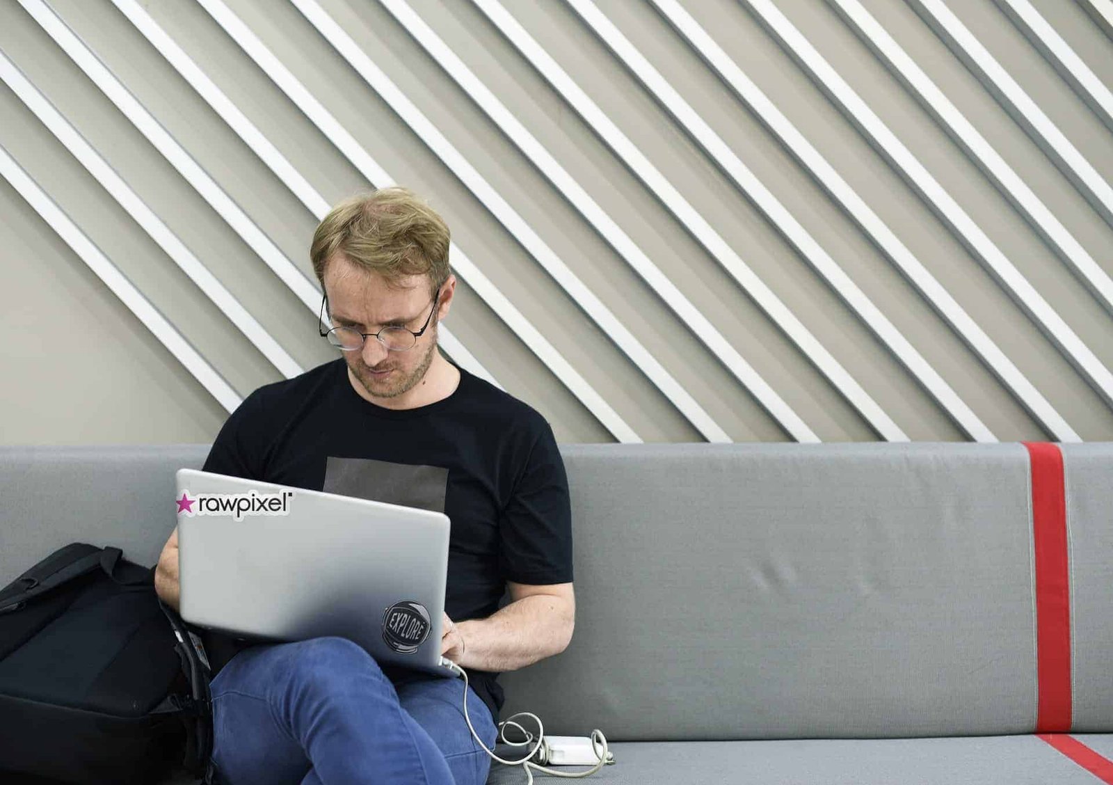 embarrassment-man-on-laptop-asking-question