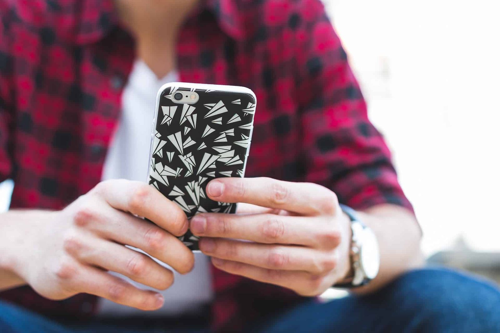 man-on-phone-reading-best-relationship-advice-tips