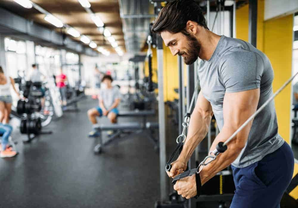 dating-advice-muscular-bodybuilder-guy-doing-exercises-in-gym