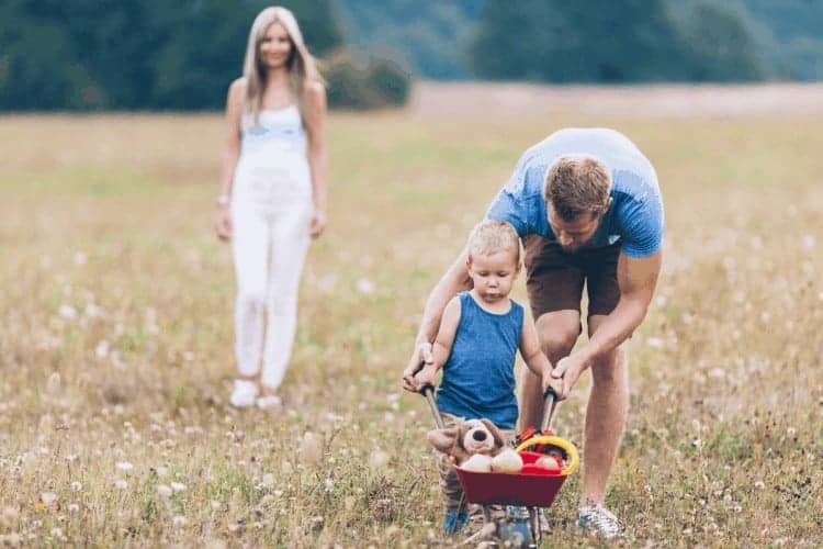 8 Parenting Mistakes to Avoid to Raise Happy and Confident Kids featured blog post