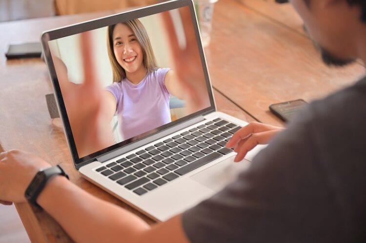 6 Factors That Every Dating Site Needs to Get Right 3 chatting online