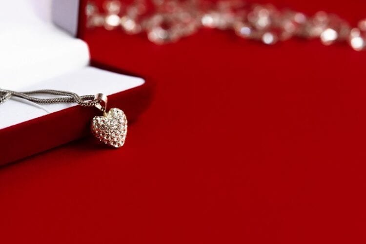 luxury heart necklace with stylish diamonds on red 4TRGQPQ